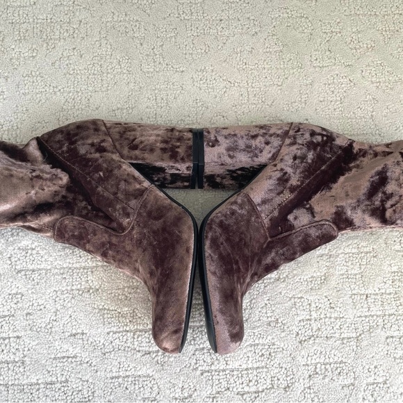 Steve Madden NWOB Velvet Booties in mushroom color size 6.5 - Picture 9 of 10